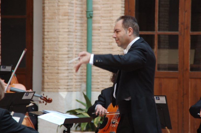 José Escandell dirigiendo en un concierto al aire libre