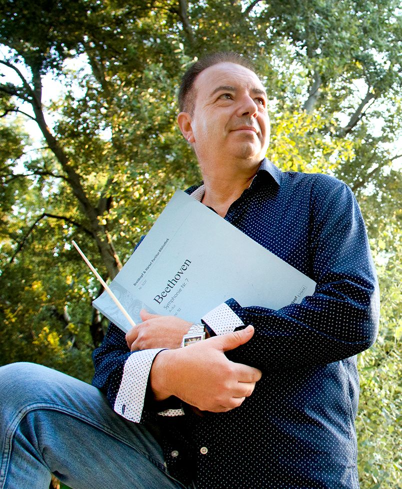 José Escandell, director de orquesta, con la partitura de la Sinfonía nº 7 de Beethoven