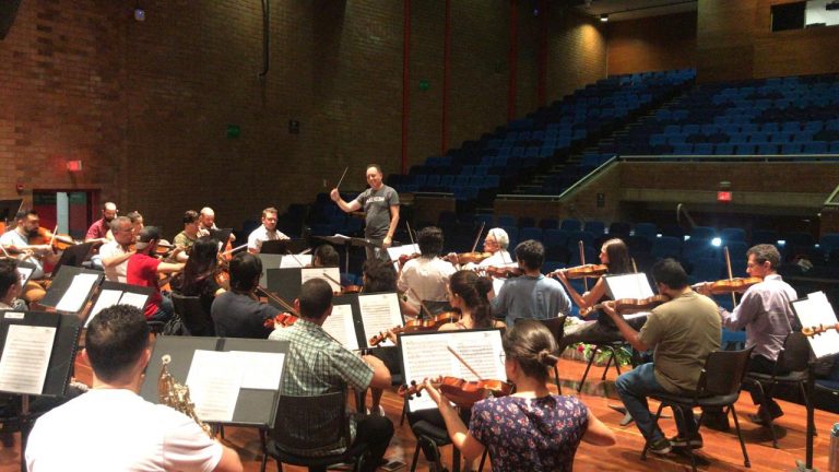 Ensayo de orquesta sinfónica en el auditorio
