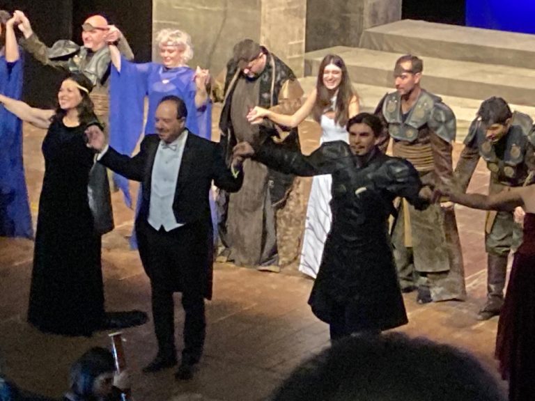 Saludo final tras una representación operística