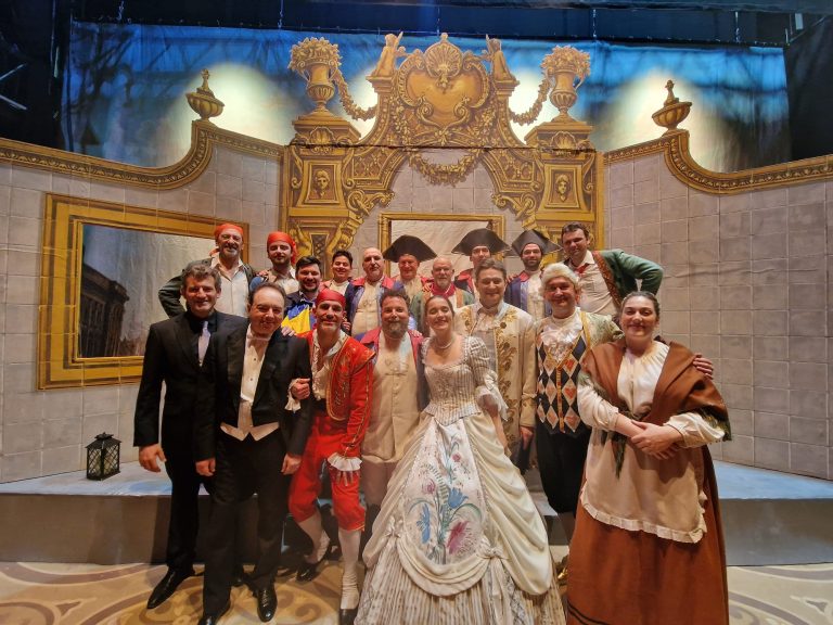 Elenco de ópera sobre el escenario junto a José Escandell