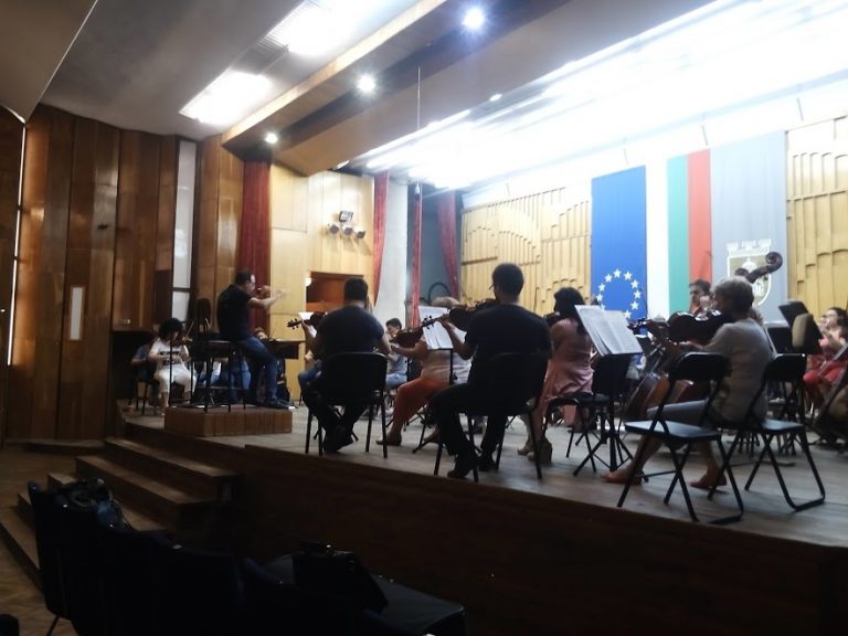 Ensayo con orquesta en Bulgaria con banderas de fondo