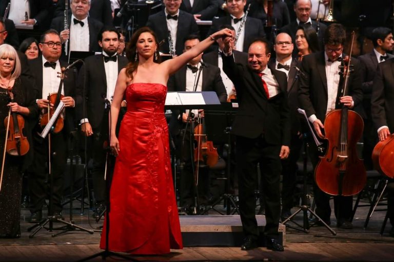 José Escandell junto a una soprano al final de un concierto